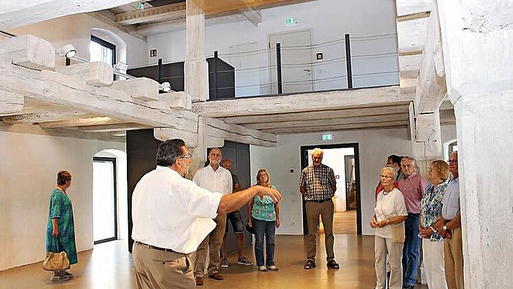 Im Bürgersaal mit seinen alten Holzbalken hat die Stadt Schlüsselfeld einen vornehmen Sitzungssaal. Der Raum kann auch für Veranstaltungen gemietet werden. Altbürgermeister Georg Zipfel (vorne) führte eine Besuchergruppe durchs Haus.  Foto: Evi Seeger