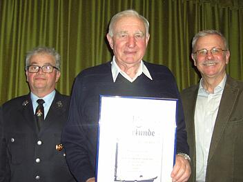 Reinhold Heilmann (Mitte) wurde für 60-jährige Mitgliedschaft bei der Feuerwehr Wittershausen von Vorsitzenden Lothar Sell (links) und Bürgermeister Gotthard Schlereth (rechts) geehrt.  Foto: Udo Sell