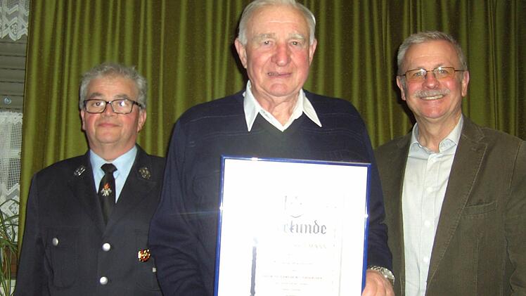 Reinhold Heilmann (Mitte) wurde für 60-jährige Mitgliedschaft bei der Feuerwehr Wittershausen von Vorsitzenden Lothar Sell (links) und Bürgermeister Gotthard Schlereth (rechts) geehrt.  Foto: Udo Sell