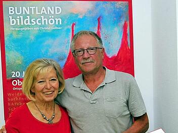 Herausgeberin Christel Gollner aus Bayreuth und Verleger Heinz Späthling aus Weißenstadt stellten das neue Buch "Buntland bildschön" vor, das 20 Jahre Oberfränkische Malertage dokumentiert. Foto: Stephan Herbert Fuchs