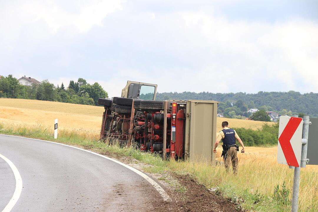 Landkreis Bamberg: Schotter-Laster kippt bei Priesendorf um