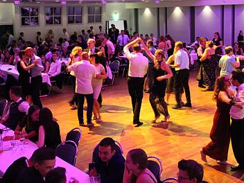 In der Dr.- Stammberger-Halle feierten 190 Absolventen der Kulmbacher Fachoberschule und der Berufsoberschule (FOS/BOS) am Freitagabend ihren Abiball.  Foto: Katharina Müller-Sanke