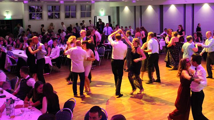 In der Dr.- Stammberger-Halle feierten 190 Absolventen der Kulmbacher Fachoberschule und der Berufsoberschule (FOS/BOS) am Freitagabend ihren Abiball.  Foto: Katharina Müller-Sanke