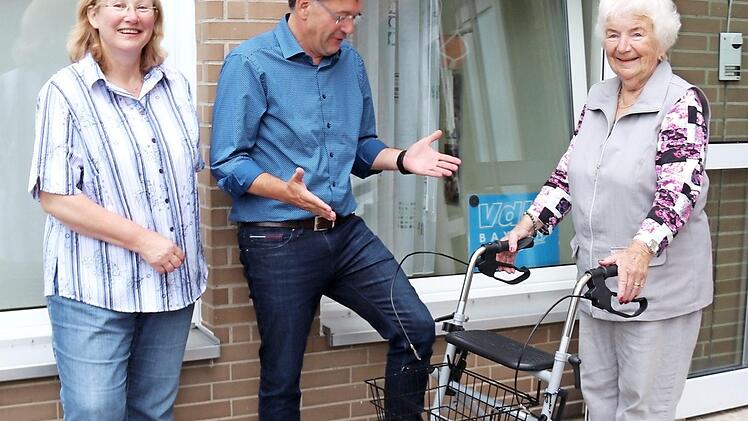 Sabine Köhler-Huter, Karsten Fischkal und Maria Beck (v. l.) freuen sich über die neue Rampe. Foto: Johanna Blum