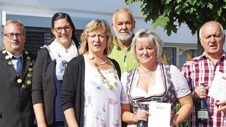 Die besten Schützen beim Kirchweihschießen sind (von links): Thomas Hümmer (Kirchweihkönig), Gabi Heller (3. Platz, Damen), Adelgunde Daisy Heller (Kirchweihkönigin), Otto Fischer (3. Platz, Herren), Ulrike Gack (2. Platz, Damen) und Michael Zipfel (2. Platz, Herren).  Foto: thü