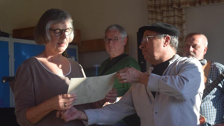 Awad Eckstein überreicht Margit Begiebing ihren Preis  -  einen Gutschein über die Veröffentlichung eines ihrer Bücher im Iatros-Verlag. Foto: Daniela Pondelicek
