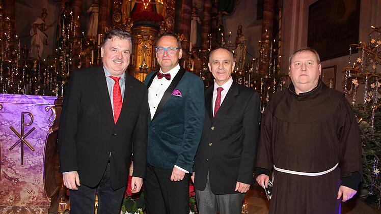 Erinnerungsbild mit Volker Heißmann: Landrat Klaus Peter Söllner  (links)  Bürgermeister Franz Uome  und Pater Adrian  Foto: Sonny Adam