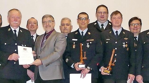 Ehrungen bei der Feuerwehr Bad Rodach mit Landrat Michael Busch (Sechster von links), B&uuml;rgermeister Tobias Ehrlicher (rechts au&szlig;en) und Vertretern der Kreisinspektion.  Fotos: Karin G&uuml;nther
