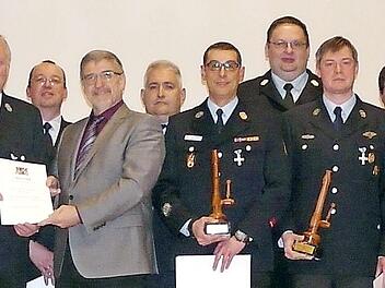 Ehrungen bei der Feuerwehr Bad Rodach mit Landrat Michael Busch (Sechster von links), Bürgermeister Tobias Ehrlicher (rechts außen) und Vertretern der Kreisinspektion.  Fotos: Karin Günther