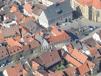 Zieren künftig Photovoltaikanlagen die Dächer in der historischen Altstadt von Königsberg? Anlass für die  Diskussion war ein Antrag des "Goldenen Sterns" (Bildmitte). Geriold Snater