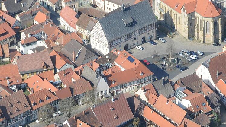 Zieren künftig Photovoltaikanlagen die Dächer in der historischen Altstadt von Königsberg? Anlass für die  Diskussion war ein Antrag des "Goldenen Sterns" (Bildmitte). Geriold Snater