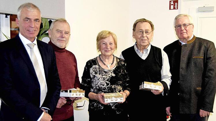 Für die Ortverschönerung im Einsatz sind Peter Bühlhorn (2. von links), Anni Rüttger (Mitte) und Rudi Ahles. Dank sagten Gregor Friedlein Zech (links) und 2. Bürgermeister Erwin Grünbeck. Fotos: Andreas Welz