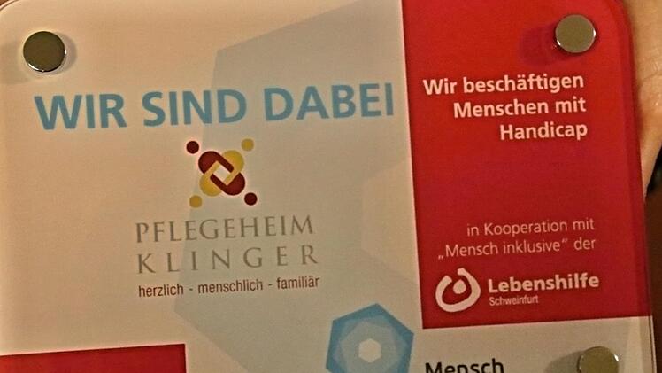 Diese Plakete weist das Pflegeheim künftig als herzliche, menschliches und familäre Einrichtung aus.