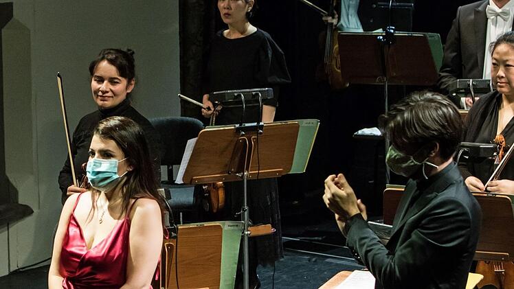 Die Sopranistin Dimitra Kotidou beeindruckte als Solistin beim Sinfoniekonzert im Landestheater Coburg. Unter der Leitung von Johannes Brahms interpretierte sie den Liederzyklus "Les Illuminations" von Benjamin Britten.Foto: Jochen Berger