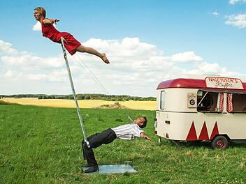„Neuer Zirkus“ verwendet klassische Zirkuskunst und Artistik nicht nur zur reinen Unterhaltung, sondern begreift sie als künstlerische Ausdrucksmittel.