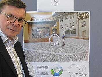 Bürgermeister Armin Warmuth präsentierte das Gewinnermodell des Künstlerwettbewerbs für einen Brunnen in der Bahnhofstraße. Der Entwurf "Kreislauf" stammt von Matthias Braun aus Würzburg.  Foto: Winfried Ehling