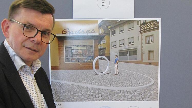 Bürgermeister Armin Warmuth präsentierte das Gewinnermodell des Künstlerwettbewerbs für einen Brunnen in der Bahnhofstraße. Der Entwurf "Kreislauf" stammt von Matthias Braun aus Würzburg.  Foto: Winfried Ehling