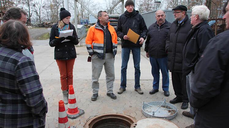 Im Bauhof wurde der neue Ölabscheider gezeigt, der für 26 700 Euro am Waschplatz gebaut werden musste.