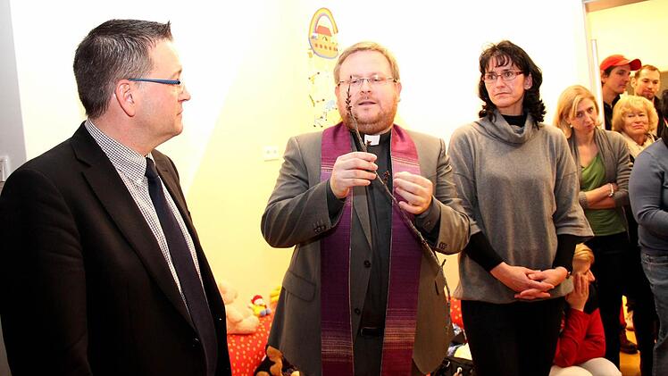 Pfarrer Thomas Ringer mit einem Barbarazweig