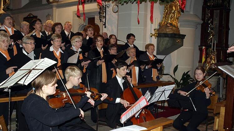 Sie ergänzten sich hervorragend und waren doch auch einzeln grandios - Das Streichquartett mit von links Ulrike Speich, Vanessa Götz, Patrick Esser und Elisabeth Esser und die Chorgemeinschaft Steinwiesen/Nurn.