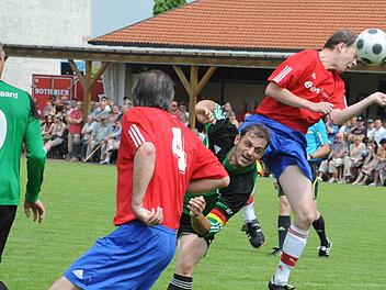 Gefahr abgewendet: Weichtungens Michael Denner klärt vor Haards Kapitän Daniel Kerber. Beobachter sind Marc Baumgart (links) und Siegbert Kilian. Foto: Hopf