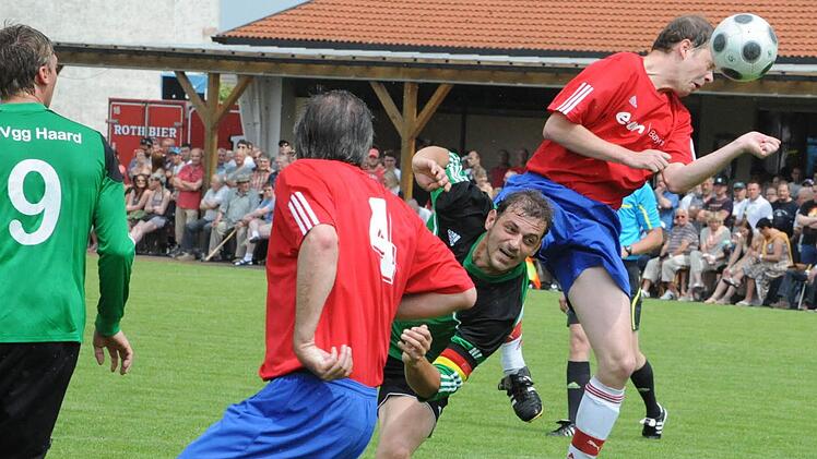 Gefahr abgewendet: Weichtungens Michael Denner klärt vor Haards Kapitän Daniel Kerber. Beobachter sind Marc Baumgart (links) und Siegbert Kilian. Foto: Hopf