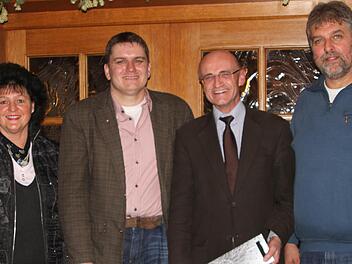 Die CSU Rauhenebrach nominierte Alexander Leicht (Zweiter von links) als ihren Bürgermeisterkandidaten. Dazu gratulierten stellvertretende Ortsvorsitzende Monika Weinbeer, Dritter Bürgermeister Alfred Bauer (rechts) und der Landratskandidat Wilhelm Schneider. Foto: Günther Geiling