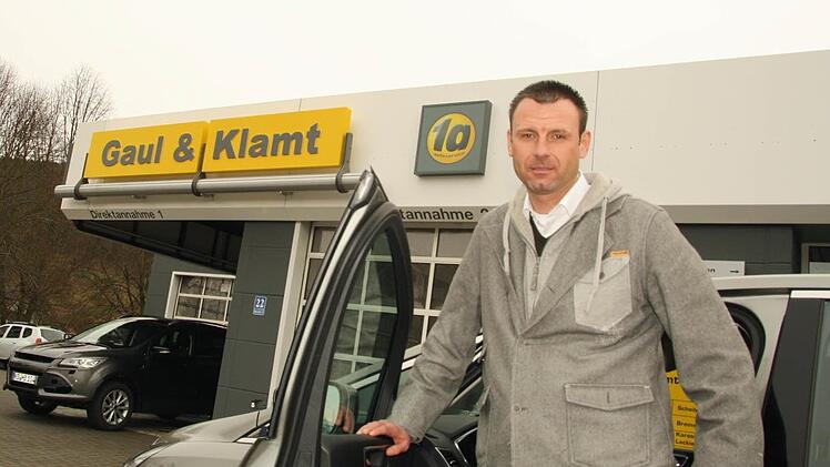 Neueröffnung bei Gaul & Klamt: Der Ford-Vertragshändler eröffnet am Samstag die neu bezogene Niederlassung in der Münnerstädter Straße in Bad Kissingen. Geschäftsführer Patrick Schmitt (im Bild) nannte die getätigten Investitionen eine Standort-Sicherung. Foto: Paul Ziegler