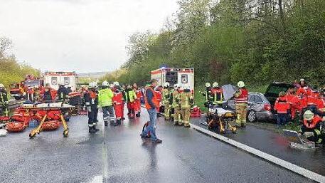Während der Erstversorgung der Verletzten mussten die Helfer warten. Dutzende Rettungsfahrzeuge und 125 Feuerwehrleute waren vor Ort.