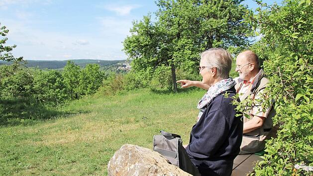Heidi Rehberg und Karl Beudert sitzen auf der neuen Bank oberhalb des Goldgrundes.  Foto: Thomas Malz