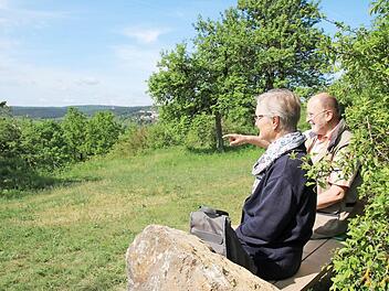 Heidi Rehberg und Karl Beudert sitzen auf der neuen Bank oberhalb des Goldgrundes.  Foto: Thomas Malz