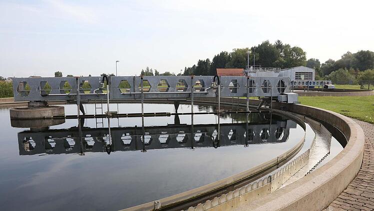 Es bleibt bei der zweistufigen Klärung. Im Klärbecken setzen sich die verbleibenden Feststoffe ab ehe das gereinigte Wasser über den Vorfluter in den Main geleitet wird. Foto: Klaus Gagel