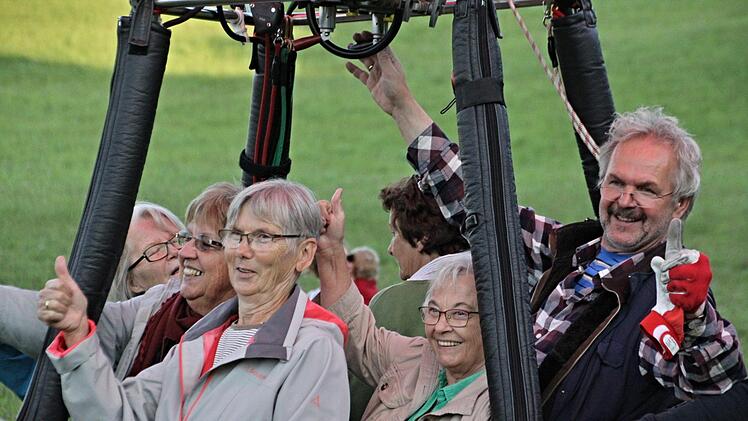 Daumen hoch. Der Ballon hebt sich mit seinem Piloten Georg Leupold (rechts) in die Lüfte. Die Ballonfahrerinnen auf dem Foto (von links): Christiane Herrmann, Roswitha Krug, Gertrud Müller, Inge Günther und Maria Hafenecker. Foto: Helmut Will