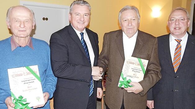 Hans Ganzleben und Hans M&uuml;ller (von links mit Urkunden) ernannte Vorsitzender Gerald Weinrich zu Ehrenmitgliedern. Dazu gratulierte auch B&uuml;rgermeister Harald H&uuml;bner (rechts). Foto: Horst Wunner