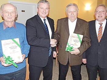 Hans Ganzleben und Hans Müller (von links mit Urkunden) ernannte Vorsitzender Gerald Weinrich zu Ehrenmitgliedern. Dazu gratulierte auch Bürgermeister Harald Hübner (rechts). Foto: Horst Wunner