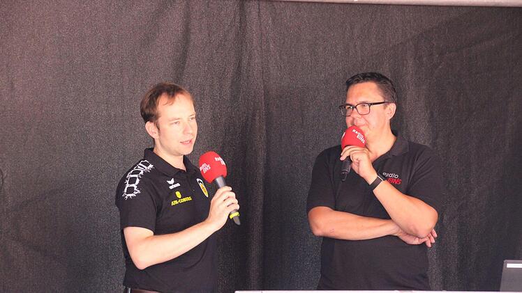 Thomas Apfel (Radio Eins, rechts) beim Interview mit HSC-Trainer Jan GorrOliver Schmidt