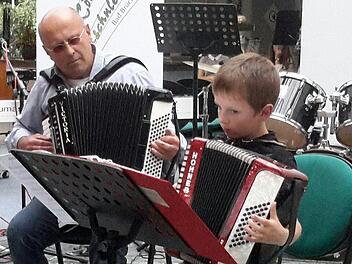 Als kleine Stimmungskanone entpuppte sich Gregor Reinhard. Der Junge hat sein Akkordeon voll im Griff. Foto: Rolf Pralle