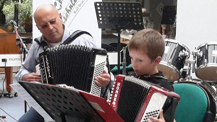 Als kleine Stimmungskanone entpuppte sich Gregor Reinhard. Der Junge hat sein Akkordeon voll im Griff. Foto: Rolf Pralle