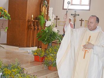 Pfarrer Tadek bei der Segnung der Kr&auml;uterstr&auml;u&szlig;chen am Altar.  Foto: Arthur Stollberger