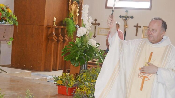Pfarrer Tadek bei der Segnung der Kr&auml;uterstr&auml;u&szlig;chen am Altar.  Foto: Arthur Stollberger