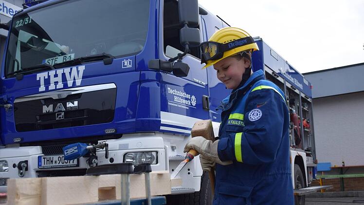 Holzbearbeitung gehört zu den Grundfertigkeiten, die man in der THW-Jugend lernt. Das Bild zeigt Hannes Faulstich beim Herstellen einer Zapfenverbindung in der Vorbereitung auf einen Wettkampf. Foto: THW Bad Staffelstein
