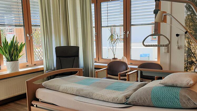 Hell und freundlich eingerichtet ist das Abschiedszimmer im Altenheim St. Elisabeth in Wallenfels.Susanne Deuerling