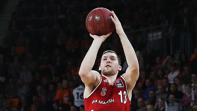 Wie fast alle Basketballer aus den baltischen Staaten ist Janis Strelnieks ein begnadeter Distanzwerfer. Hier netzt der Lette bei einem Pokalspiel im Februar 2015 in Ulm ein; hinten Trainer Andrea Trinchieri, der zusammen mit Strelnieks im Jahr zuvor nach Bamberg gekommen war. Fotos: Daniel Löb (2)/imago