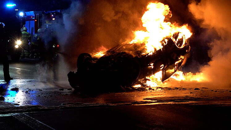 A9 bei Berg: Auto brennt nach Unfall aus