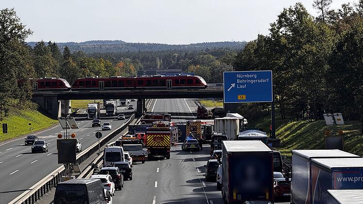 Unfall auf A3 bei Behringersdorf: Lkw liegt quer auf Fahrbahn - Sperrung dauert mehrere Stunden