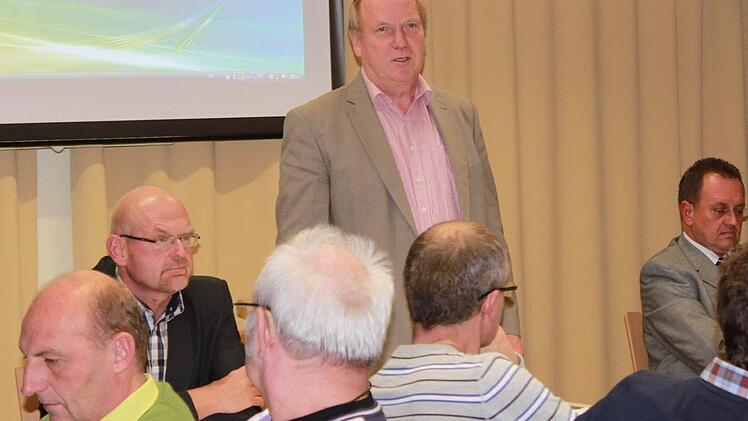 Der Bürgermeister von Großheirat, Udo Siegel (stehend).