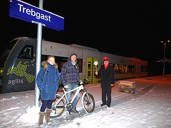 Stilgerecht - in Uniform und mit Mütze - verabschiedete Bürgermeister Werner Diersch die ersten Fahrgäste, die den neuen Mittelbahnsteig in Trebgast nutzten, um in den Zug nach Lichtenfels einzusteigen. Foto: Dieter Hübner