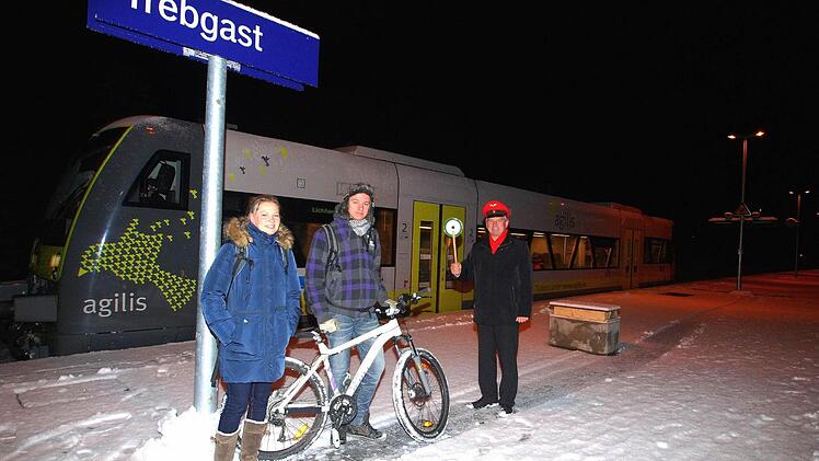 Stilgerecht - in Uniform und mit Mütze - verabschiedete Bürgermeister Werner Diersch die ersten Fahrgäste, die den neuen Mittelbahnsteig in Trebgast nutzten, um in den Zug nach Lichtenfels einzusteigen. Foto: Dieter Hübner