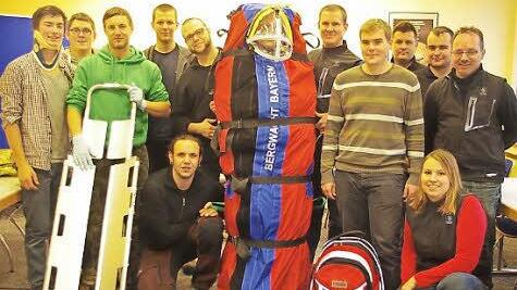 Die Prüfungen Notfallmedizin für die Bergwacht-Anwärter fanden statt. Das Bild zeigt (stehend, von links): Tom Witthauer, Christoph Jungkunz, Jochen Eichhorn, Martin Guggemos, Jan Hempfling, Benjamin Schneider (Opfer), Andreas Bäcker (Regionalgeschäftsführer Bergwacht Fichtelgebirge), Florian Lemnitzer, BRK-Ehrenamtsmanager Ralf Schmidt, Christopher Häfner, Alexander Pscherer (Regionalleiter Bergwacht Fichtelgebirge) sowie (vorne, von links): Stefan Döring und Ausbilderin Jasmin Brunner.