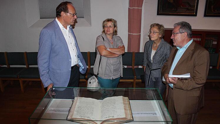 Dekan Peter Brandl (l.) und Bürgermeister Franz Schmidtlein (Hetzles) im Gespräch.